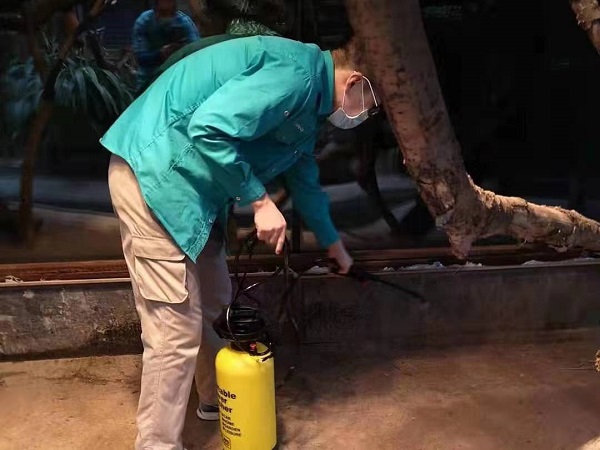 北京动物园做好动物兽舍的卫生清洁消毒