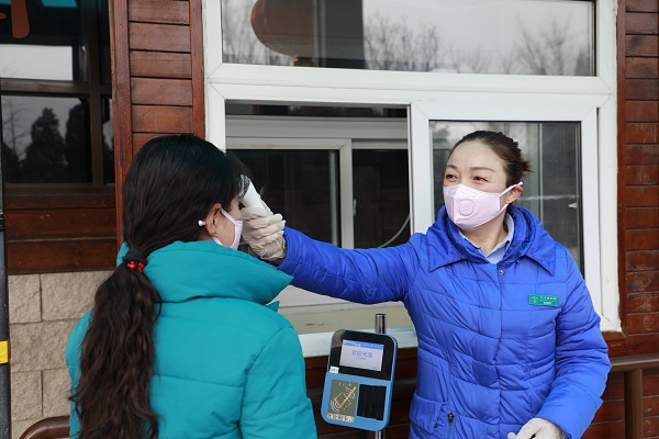 北京植物园门区为入园游客检测体温