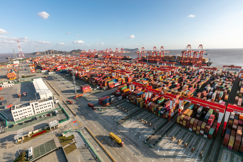 这是11月3日拍摄的上海洋山港集装箱码头。新华社记者 王翔 摄.jpg