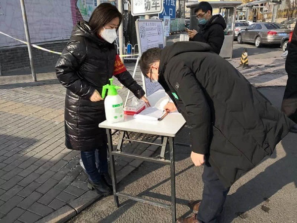 颐和园在职党员积极在所报道社区参与志愿服务活动
