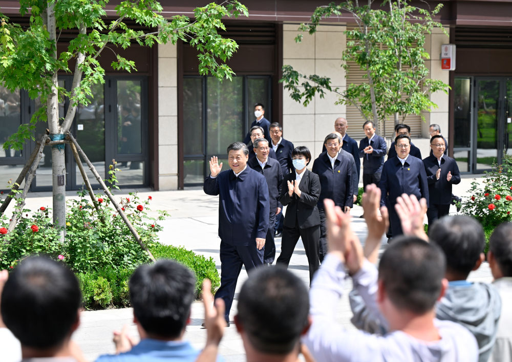 8.习近平在容东片区南文营社区食堂同就餐的社区老人亲切交流。.jpg