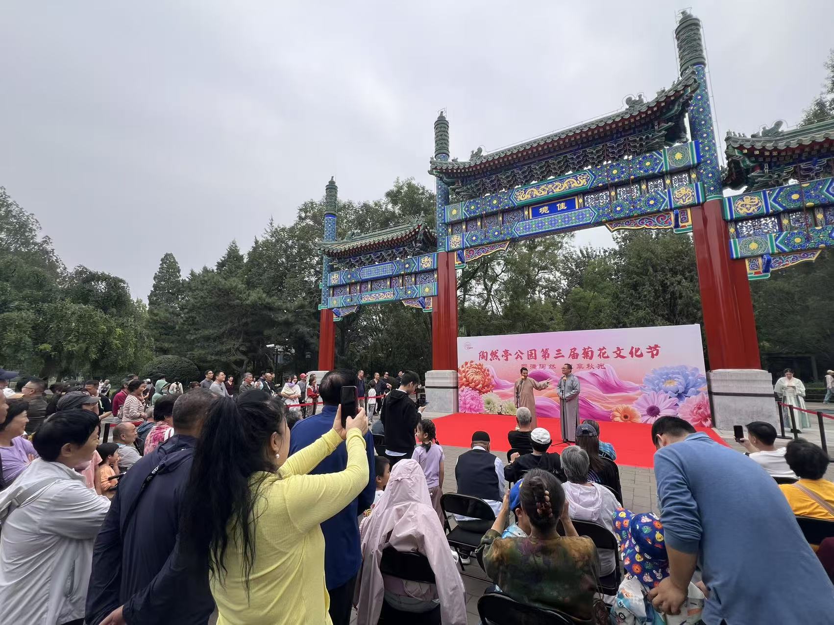 演出吸引游客驻足拍照.jpg