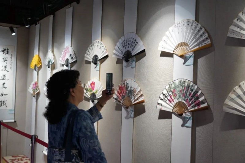 游客在展厅内驻足拍照照片.jpg
