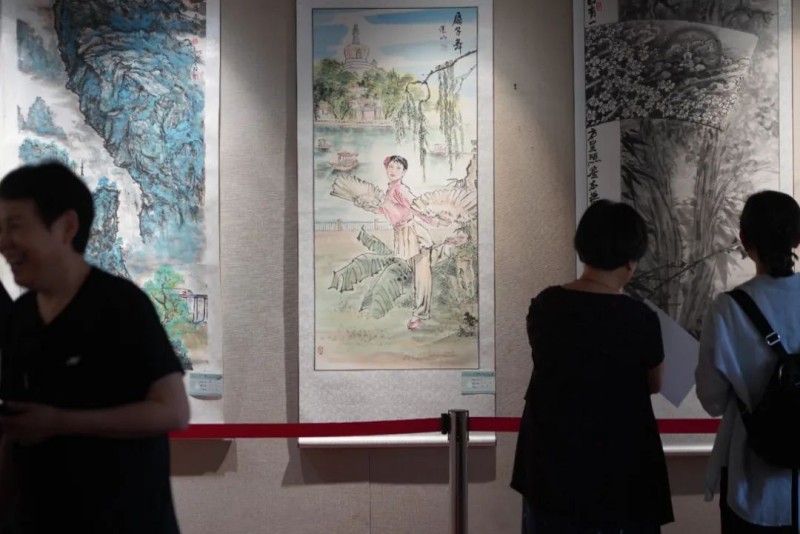 展览吸引游客拍照.jpg