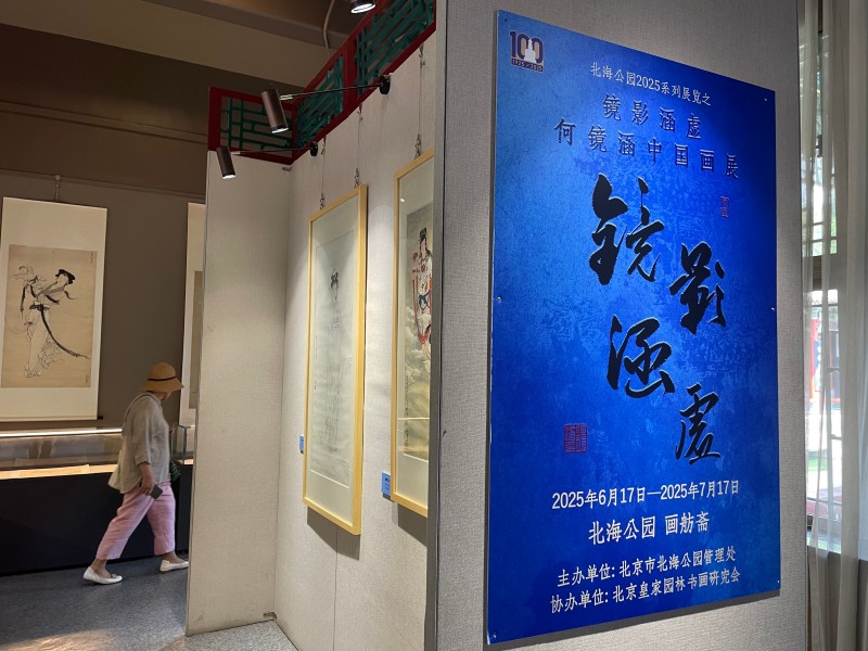 何镜涵中国画展内部图片.jpg