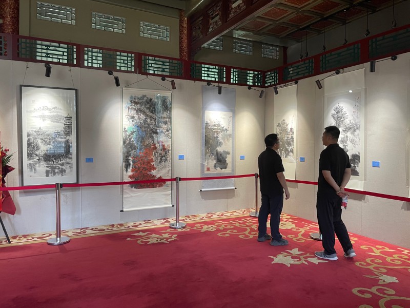 展览吸引游客驻足观赏照片.jpg