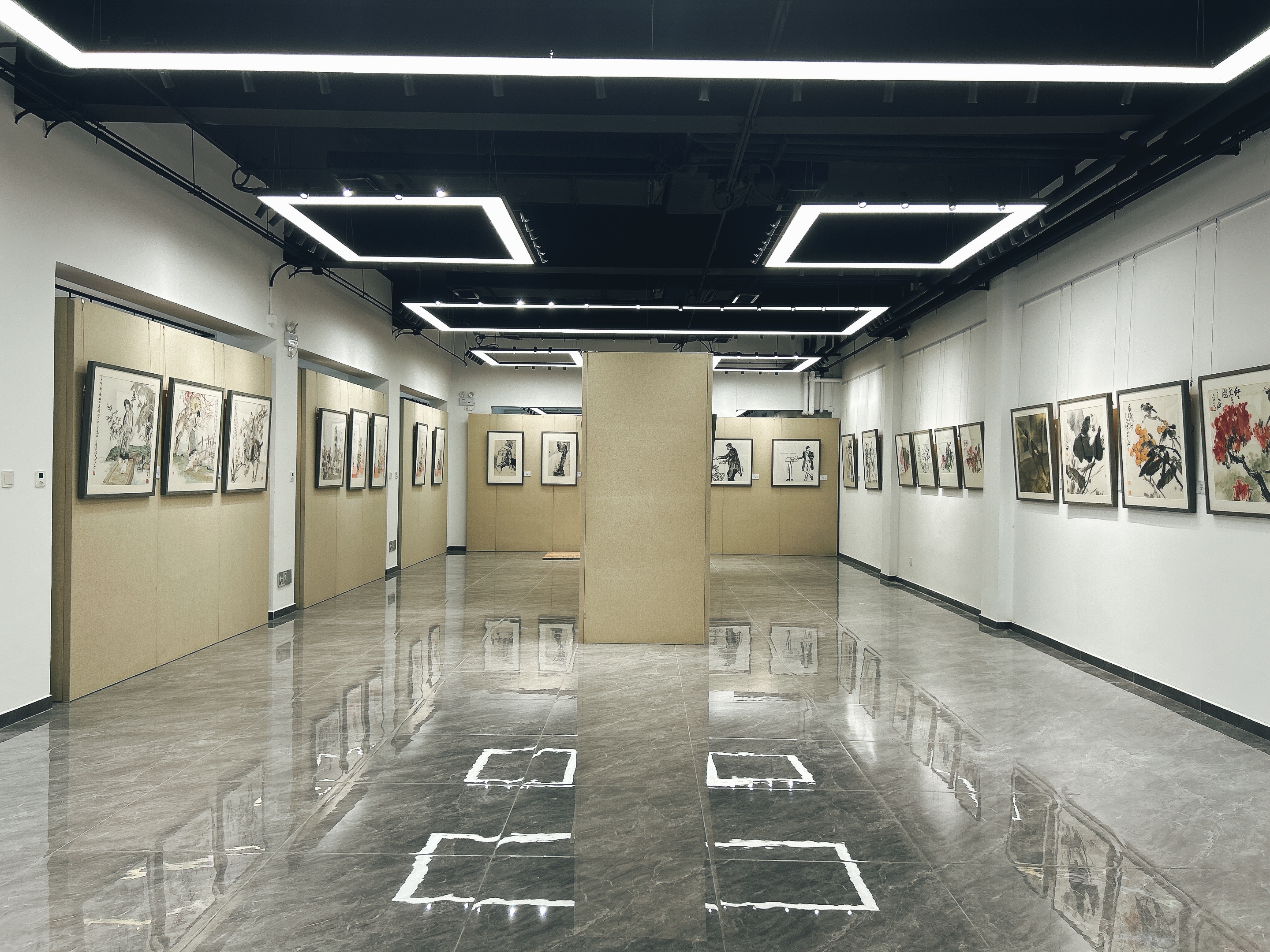 画展内部展示多幅国画名家作品.jpg