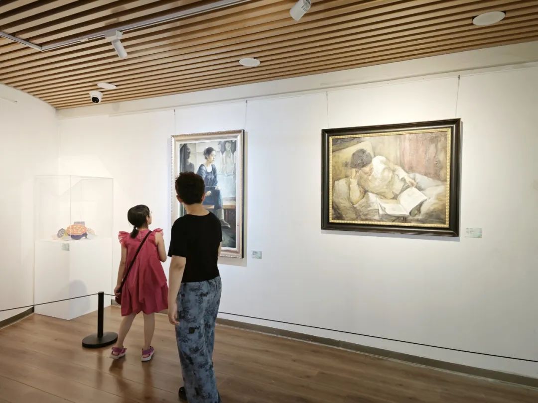 游客在室内观展照片