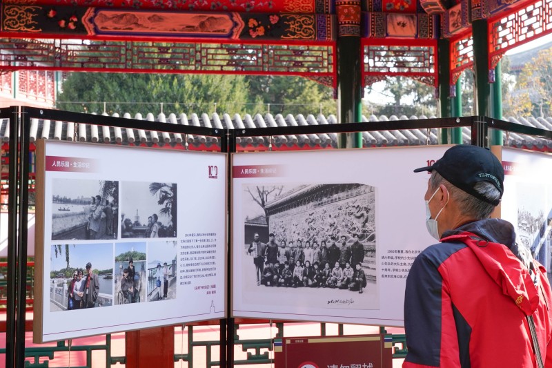 游客在展览前驻足观赏照片.jpg 游客在展览前驻足观赏照片.jpg