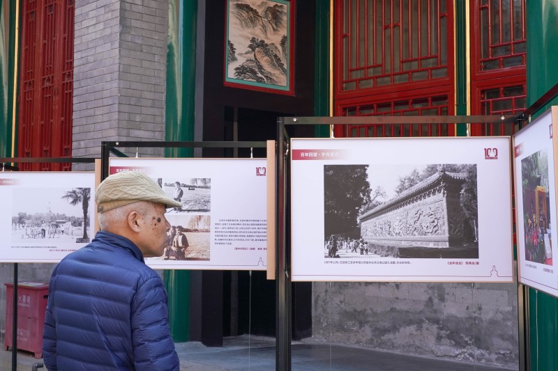 展览吸引游客观赏照片.jpg 展览吸引游客观赏照片.jpg