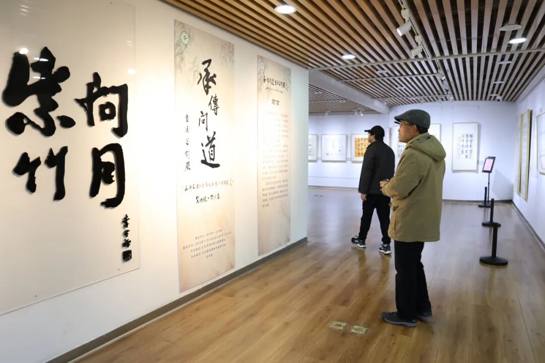 展览吸引游客驻足欣赏