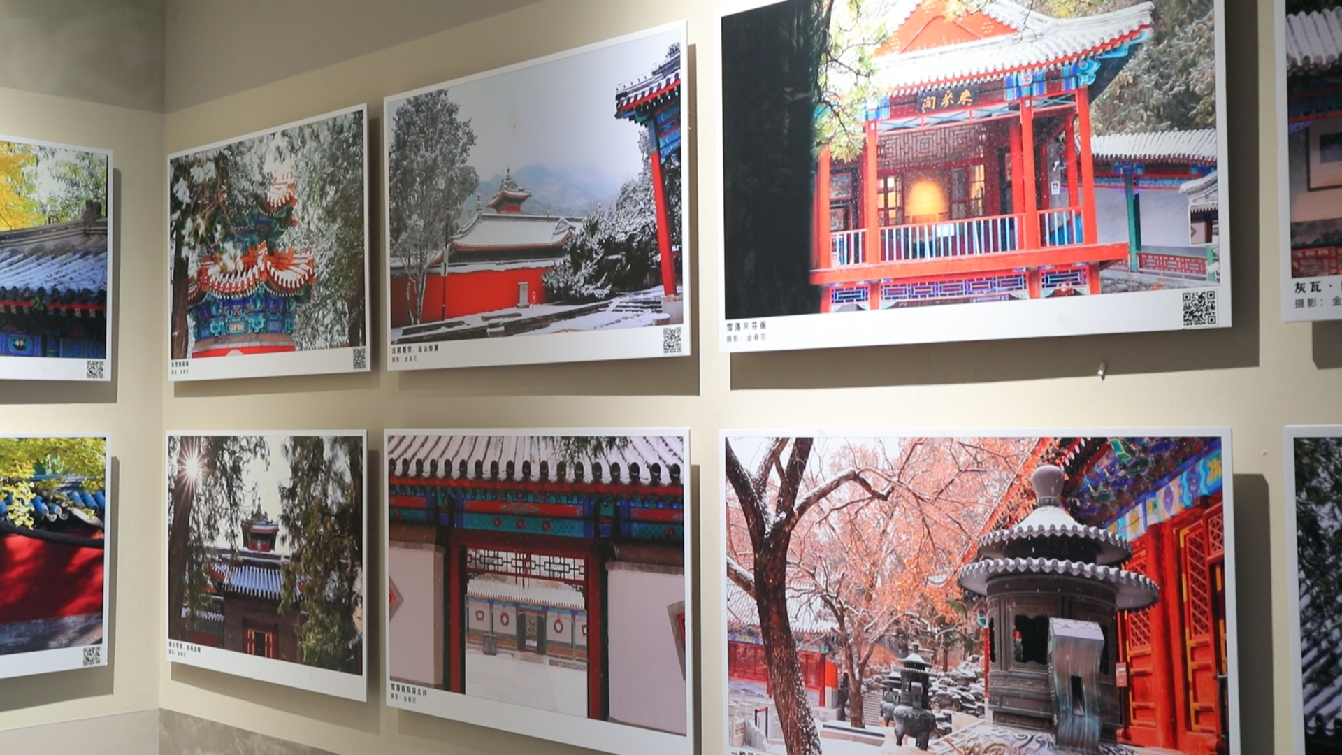 展室内部分摄影作品.jpg