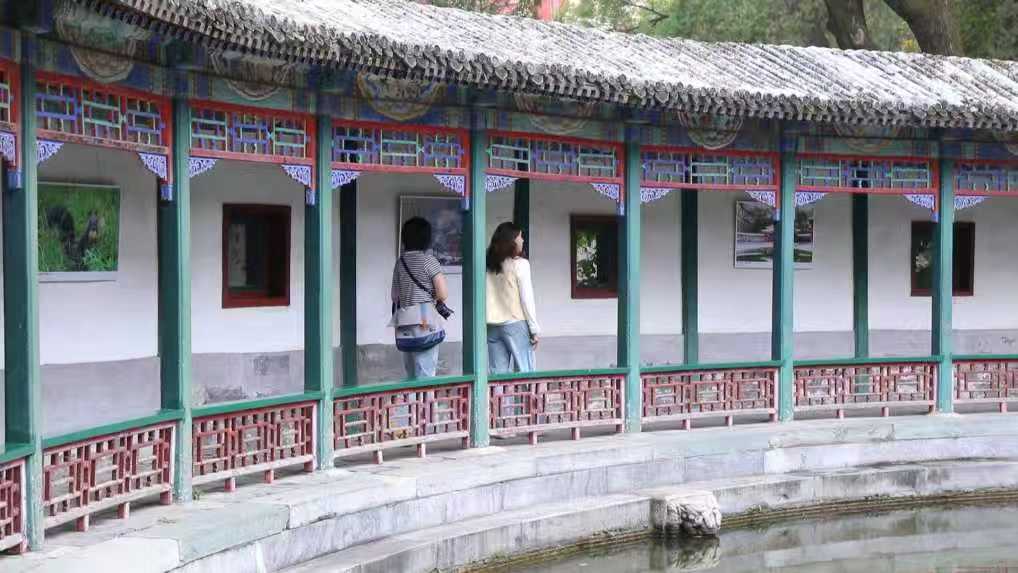 游客参观见心斋游廊摄影作品.jpg