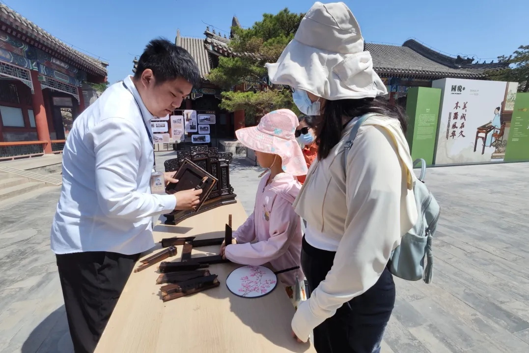新展园说Ⅵ木器风华美成在久今日开幕.jpg
