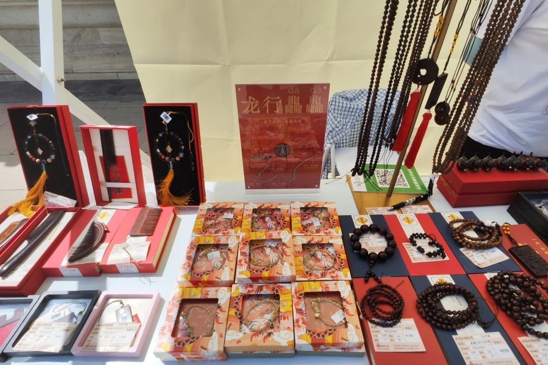新展园说Ⅵ木器风华美成在久今日开幕.jpg