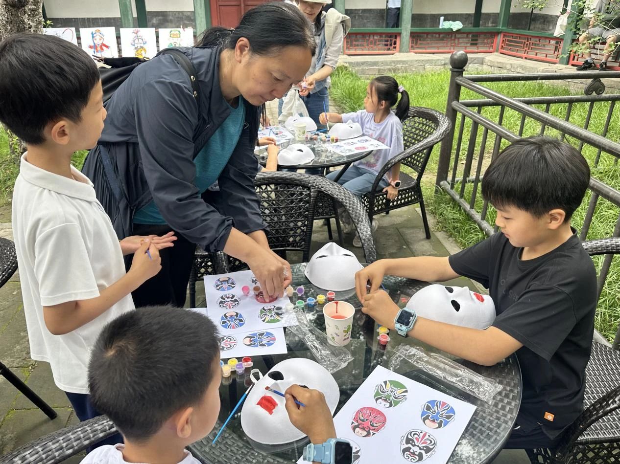 游客共同制作京剧脸谱照片