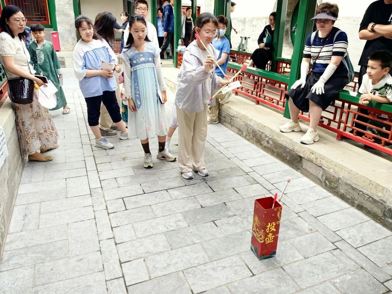 游客参加投壶照片
