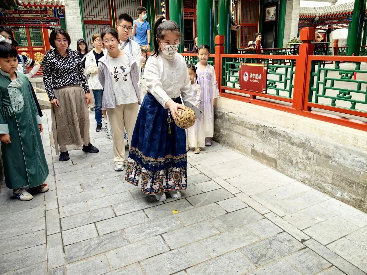 游客参加蹴鞠活动照片