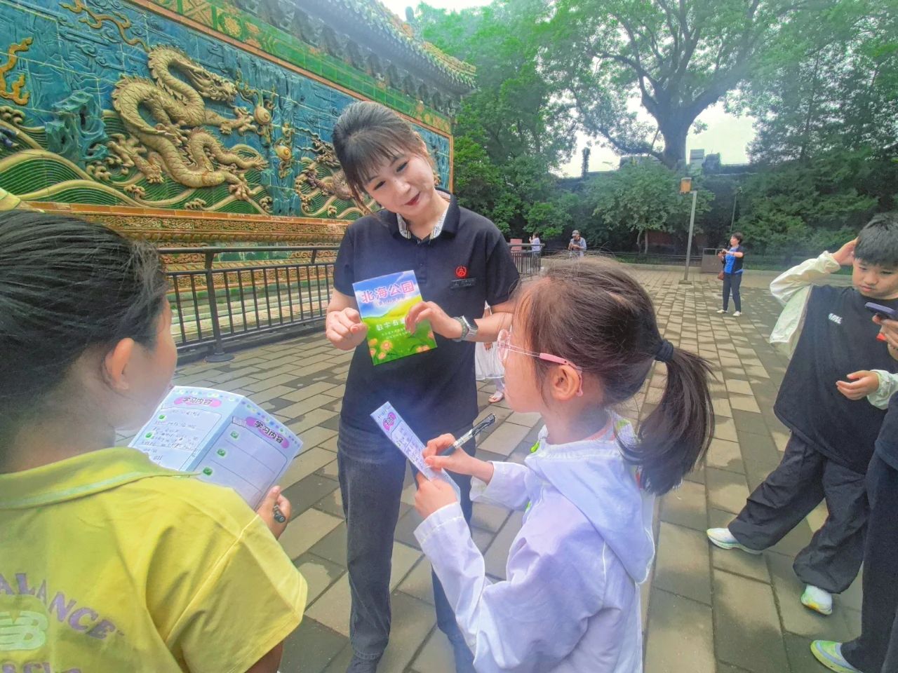游客积极参与并记录知识照片