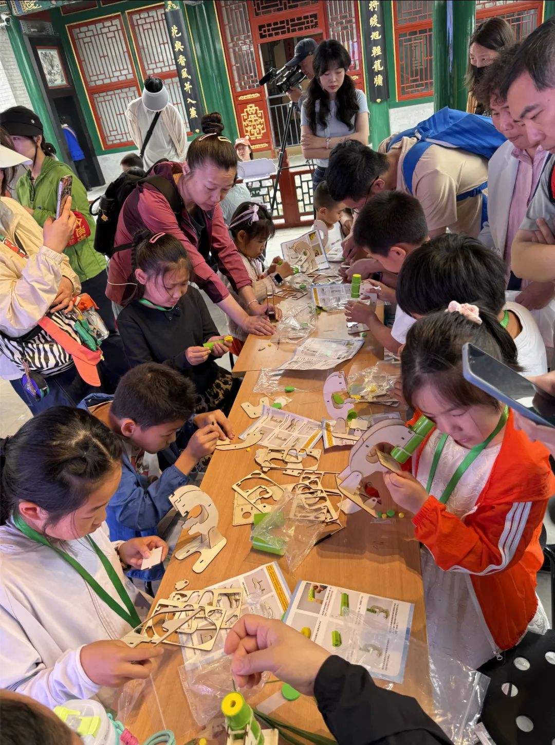 游客现场制作简易显微镜照片