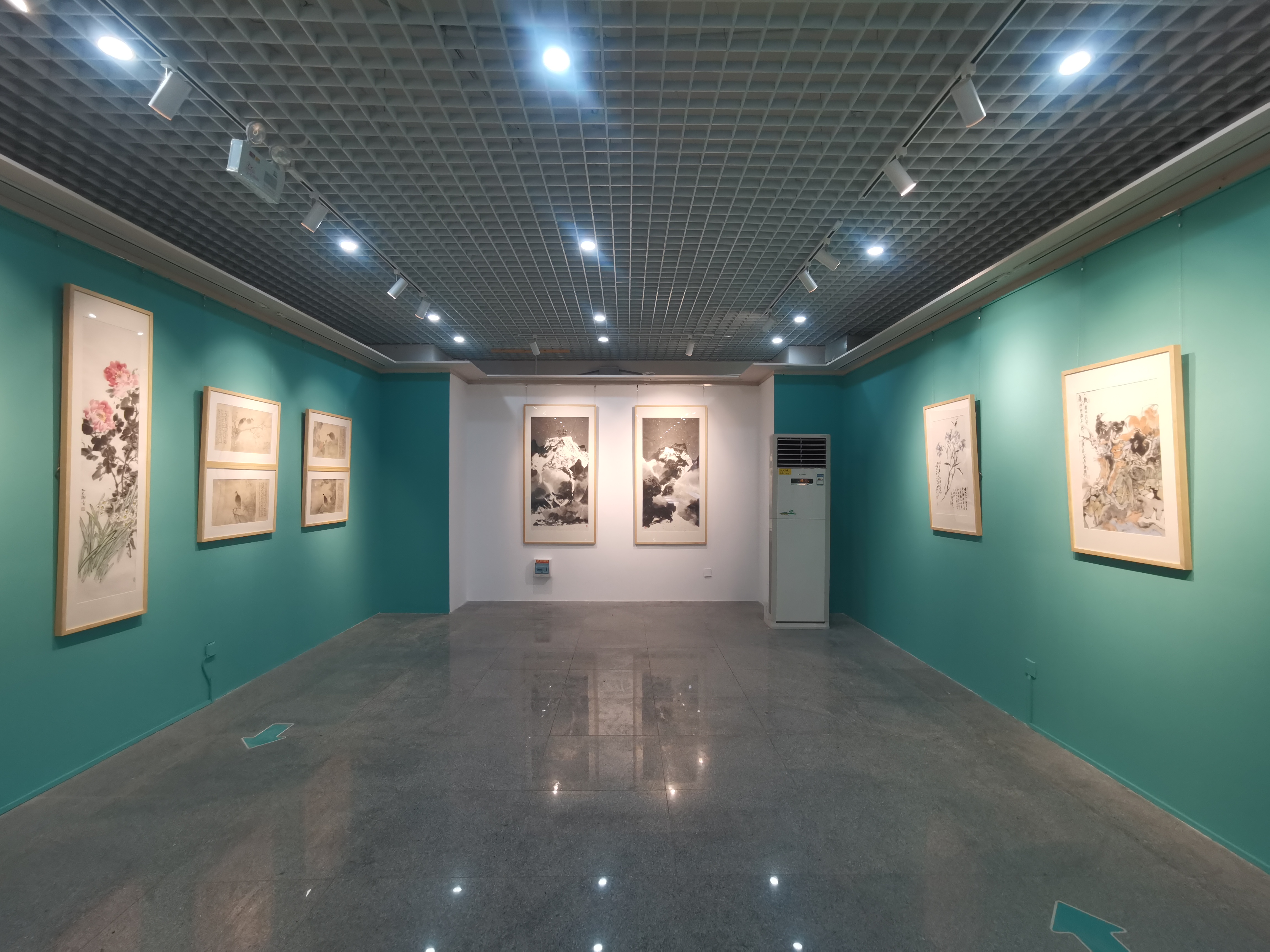 展览内部照片.jpg 展览内部照片.jpg