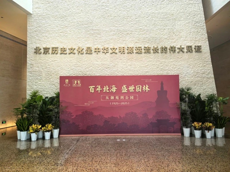 主题海报展墙照片.jpg