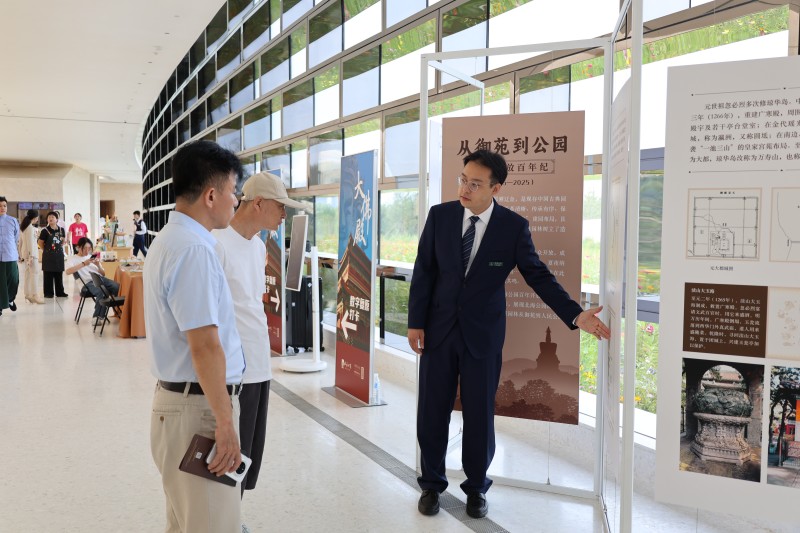 讲解员为游客提供展览讲解.jpg
