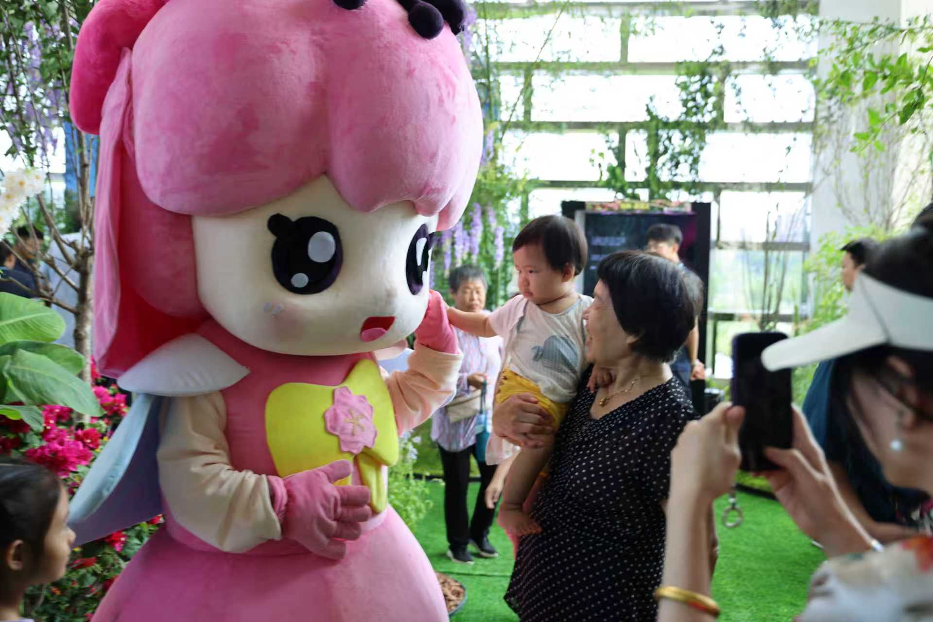 小樱卡通玩偶与游客互动.jpg 小樱卡通玩偶与游客互动.jpg