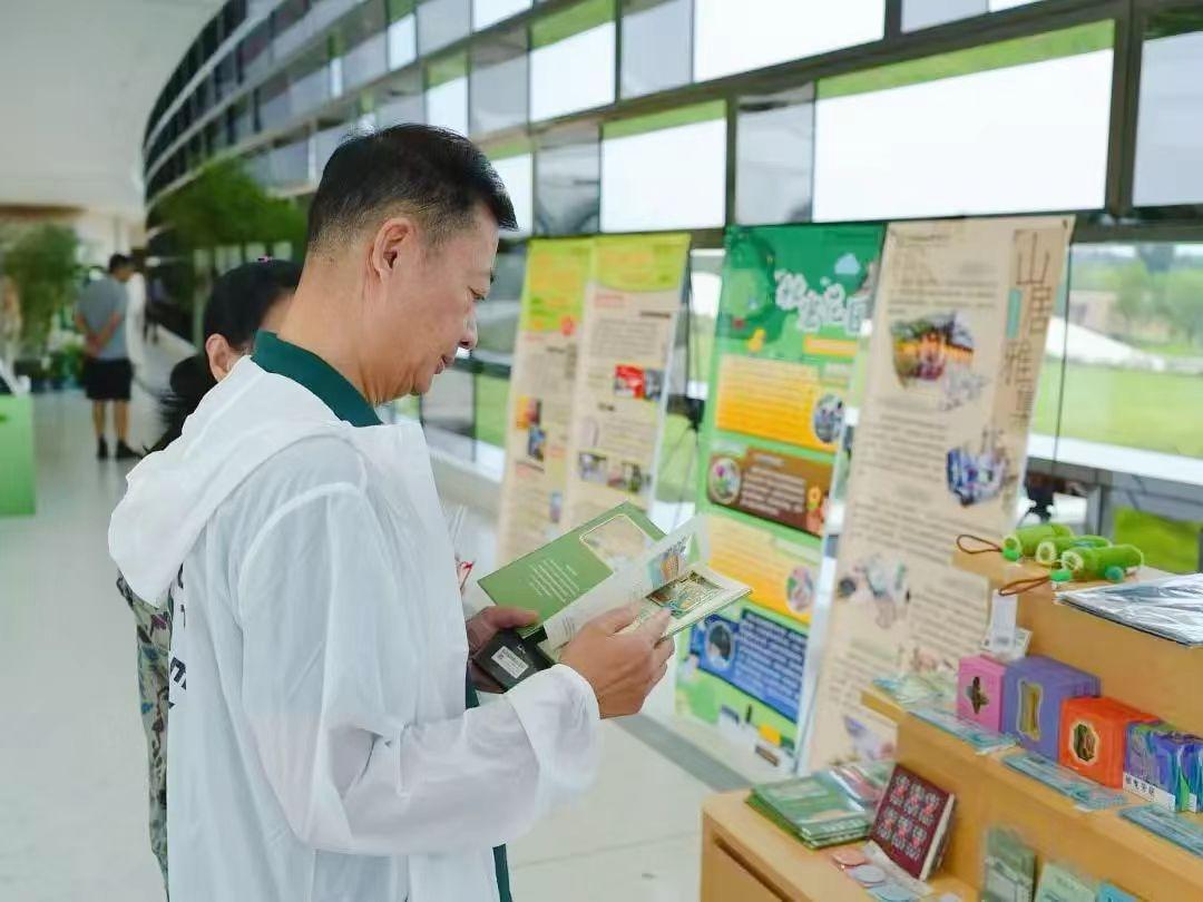 游客驻足翻阅材料.jpg