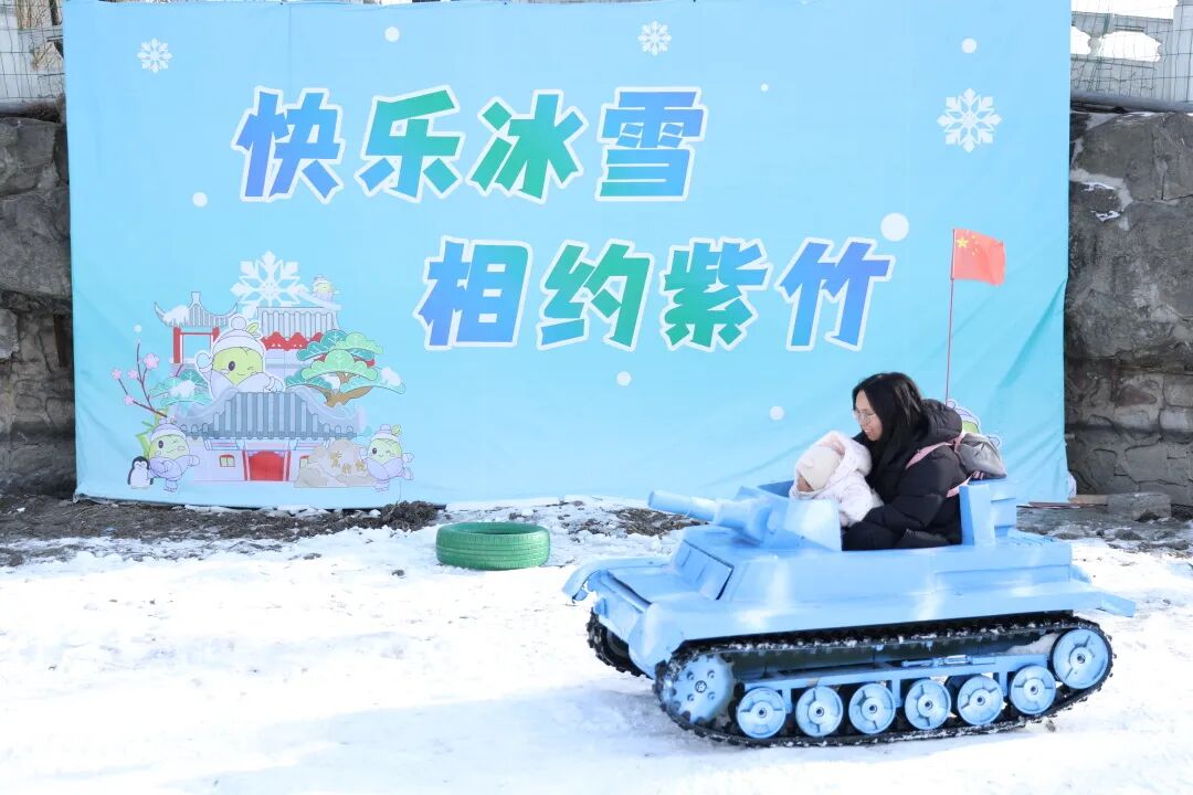 雪地小汽车深受小朋友喜爱
