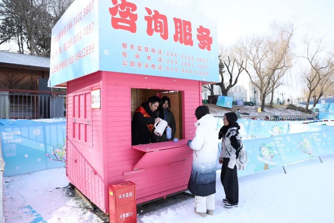 咨询台免费为游客提供热水