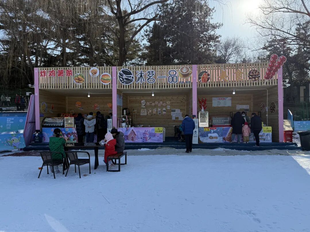 雪场为游客提供餐饮休憩场所