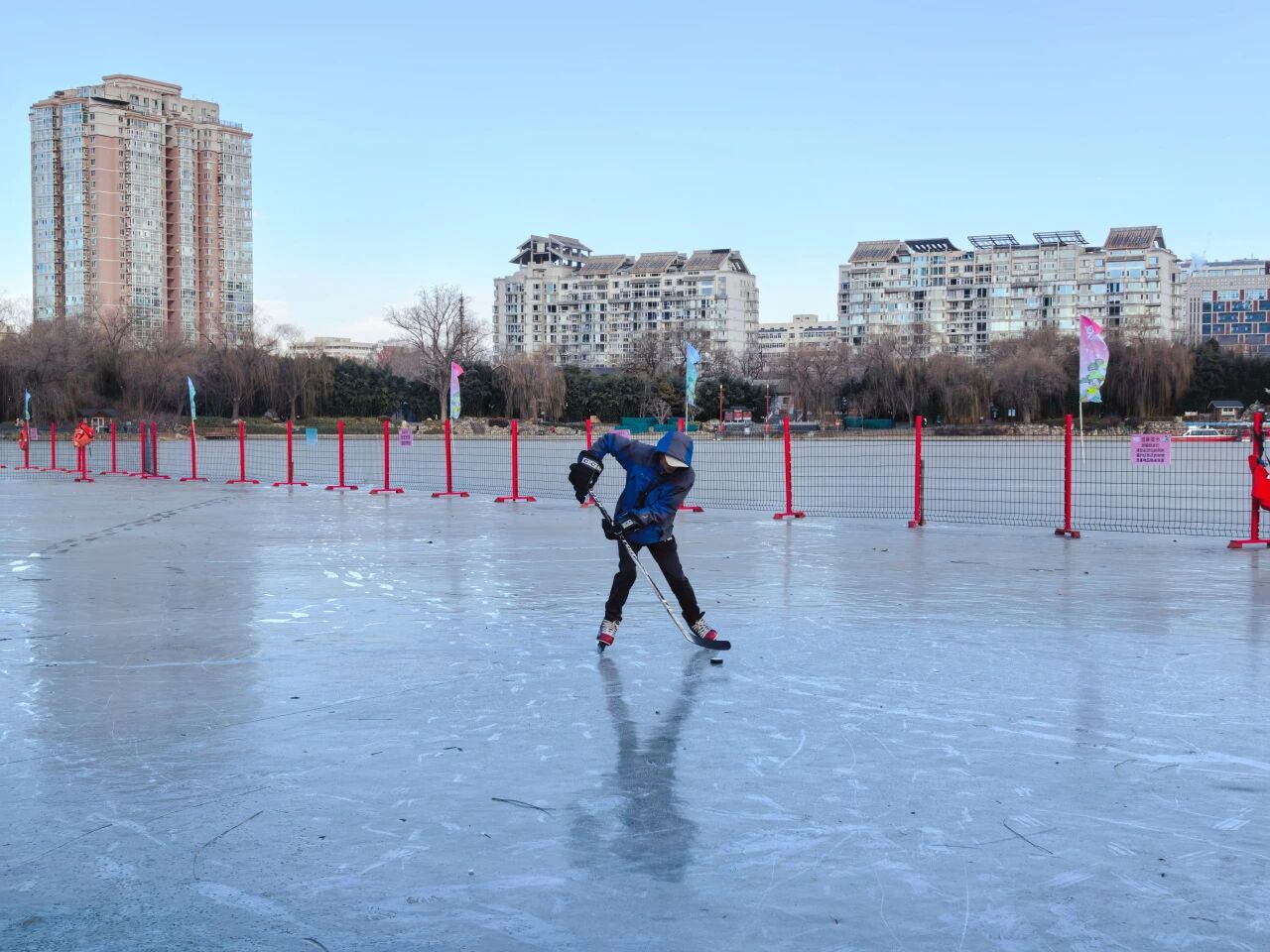 游客在冰面游玩照片