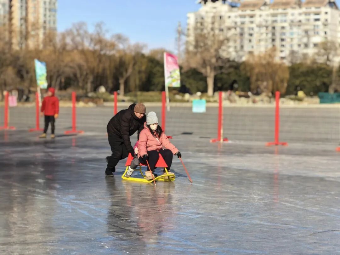 游客租用冰车游玩照片