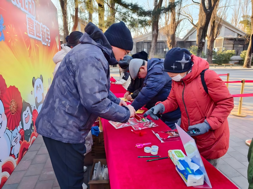 游客现场参与贺卡制作活动.jpg