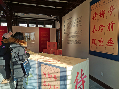 紫竹院公园友贤山馆举办 美年记忆 展览(图片说明:游客观看展览).jpg