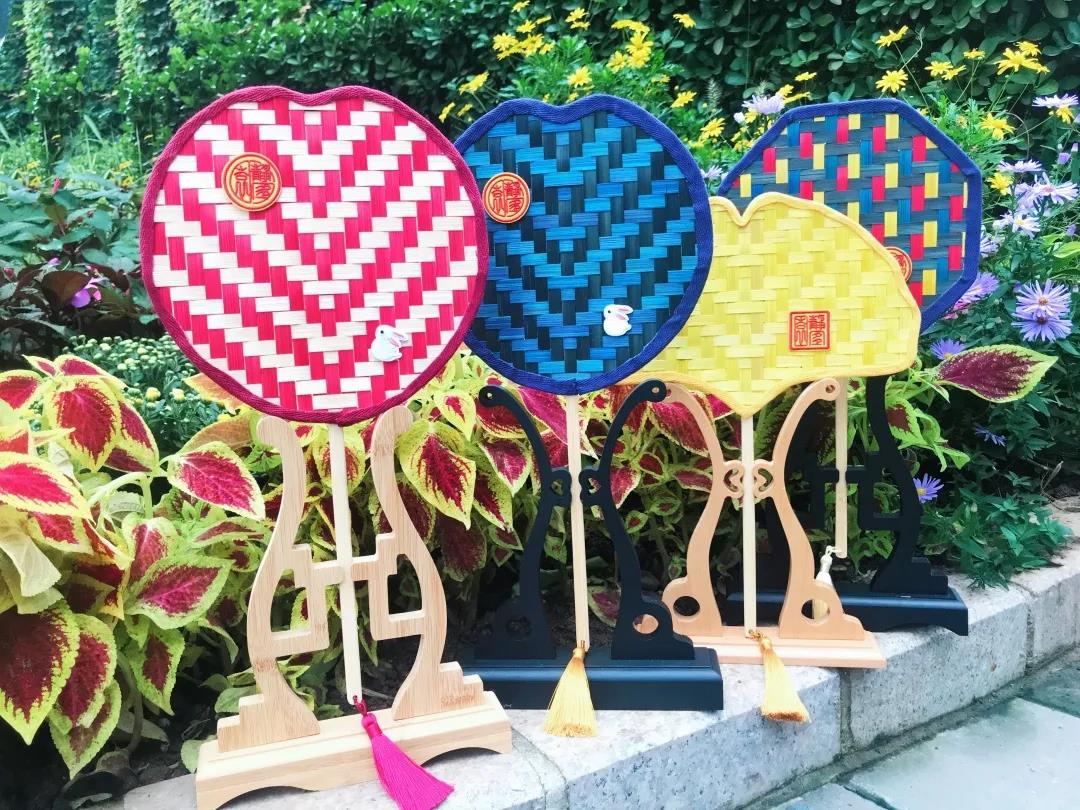 香山公园“黄栌团扇摇”活动.jpg 香山公园“黄栌团扇摇”活动.jpg