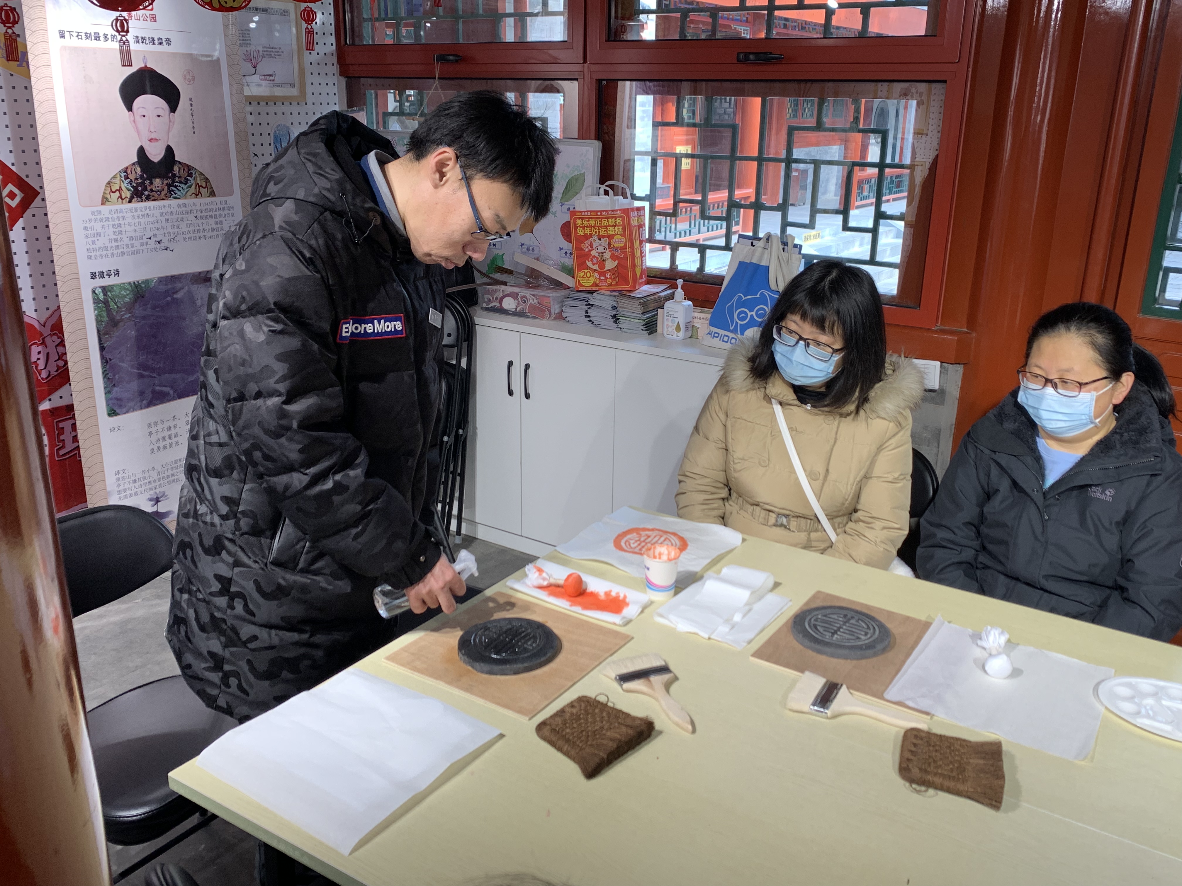 组织游客进行拓片操作体验