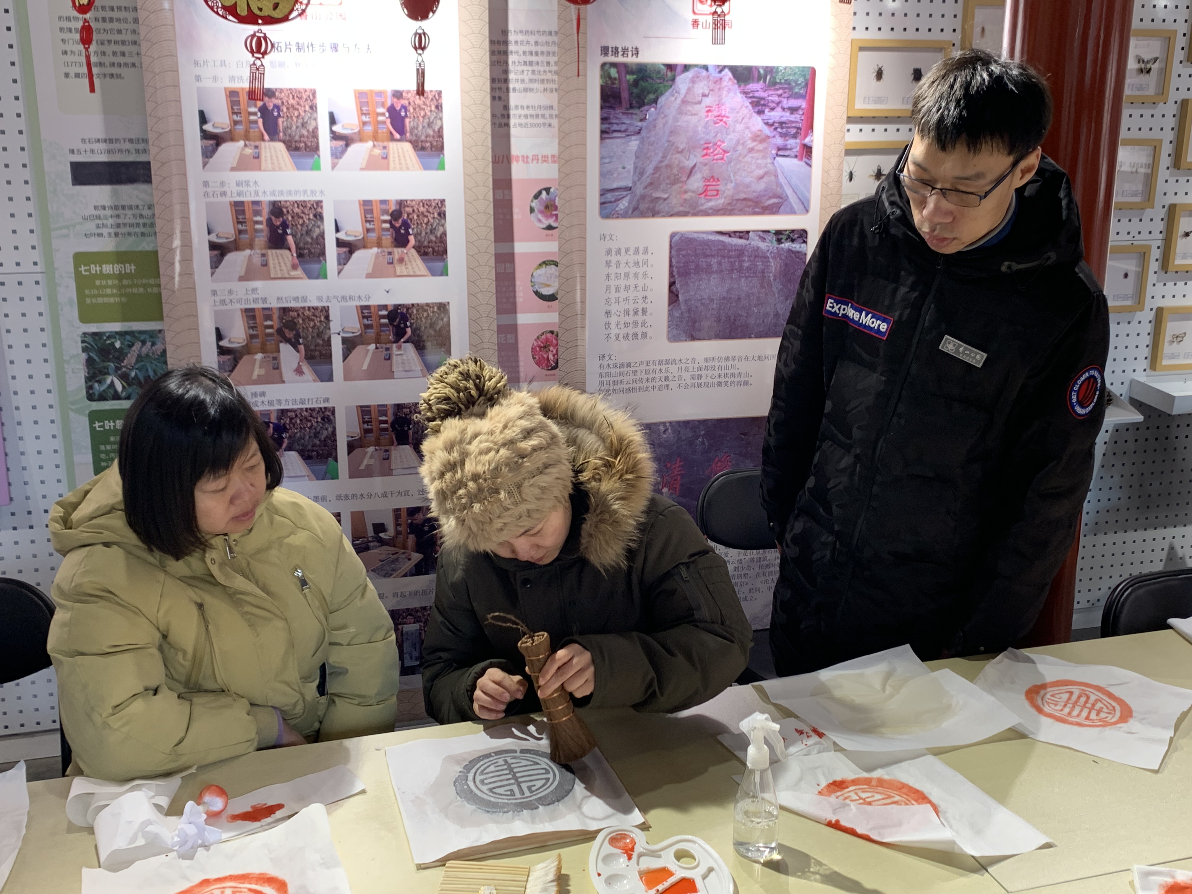 组织游客进行拓片操作体验