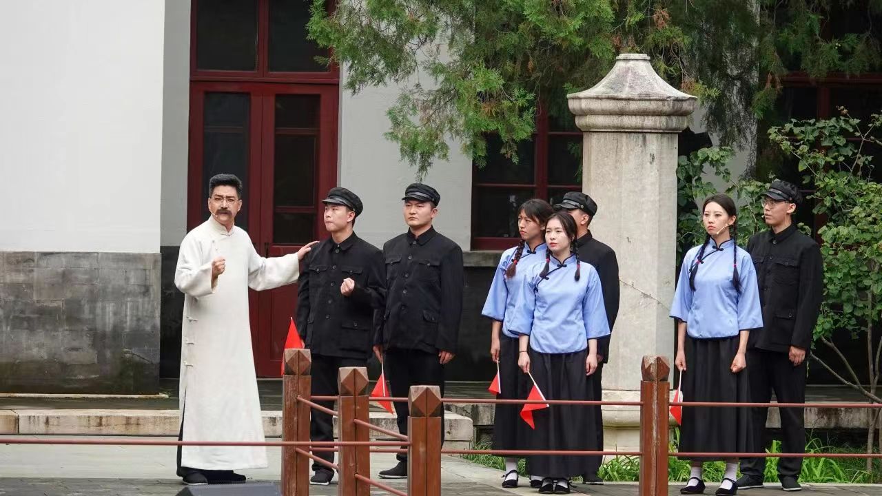 香山公园举办第三届红亭诗会照片.jpg