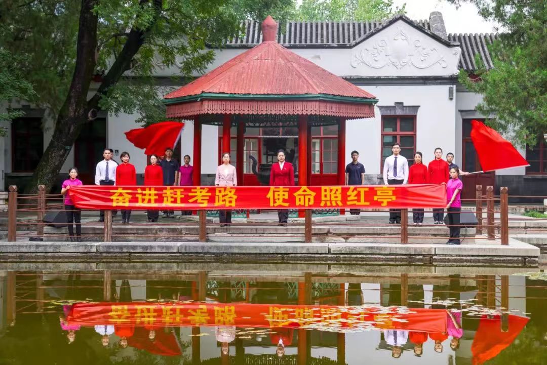 香山公园举办第三届红亭诗会照片.jpg