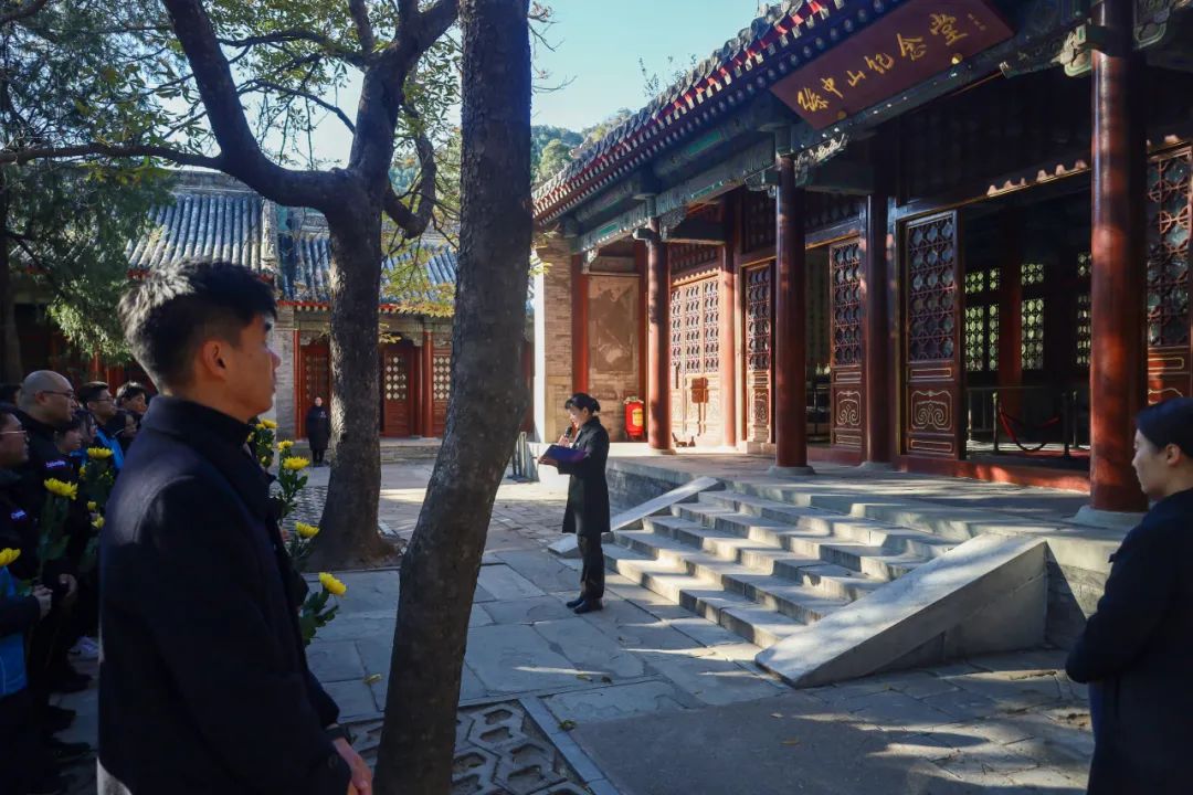 香山公园举办“缅怀革命先辈 弘扬伟人精神”孙中山先生诞辰157周年纪念活动图片.jpg