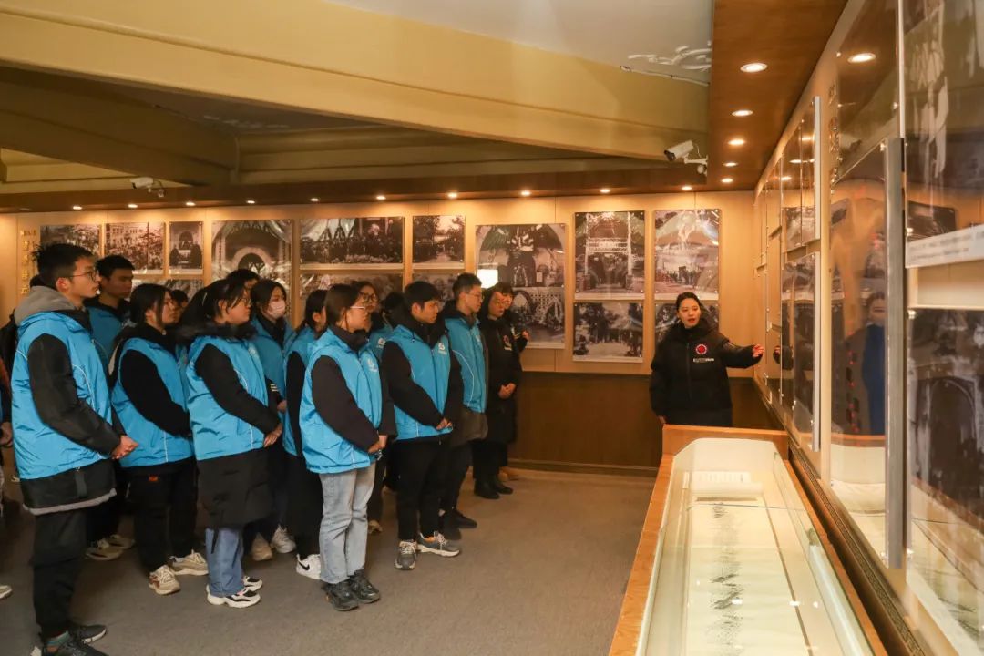 香山公园举办“缅怀革命先辈 弘扬伟人精神”孙中山先生诞辰157周年纪念活动图片.jpg