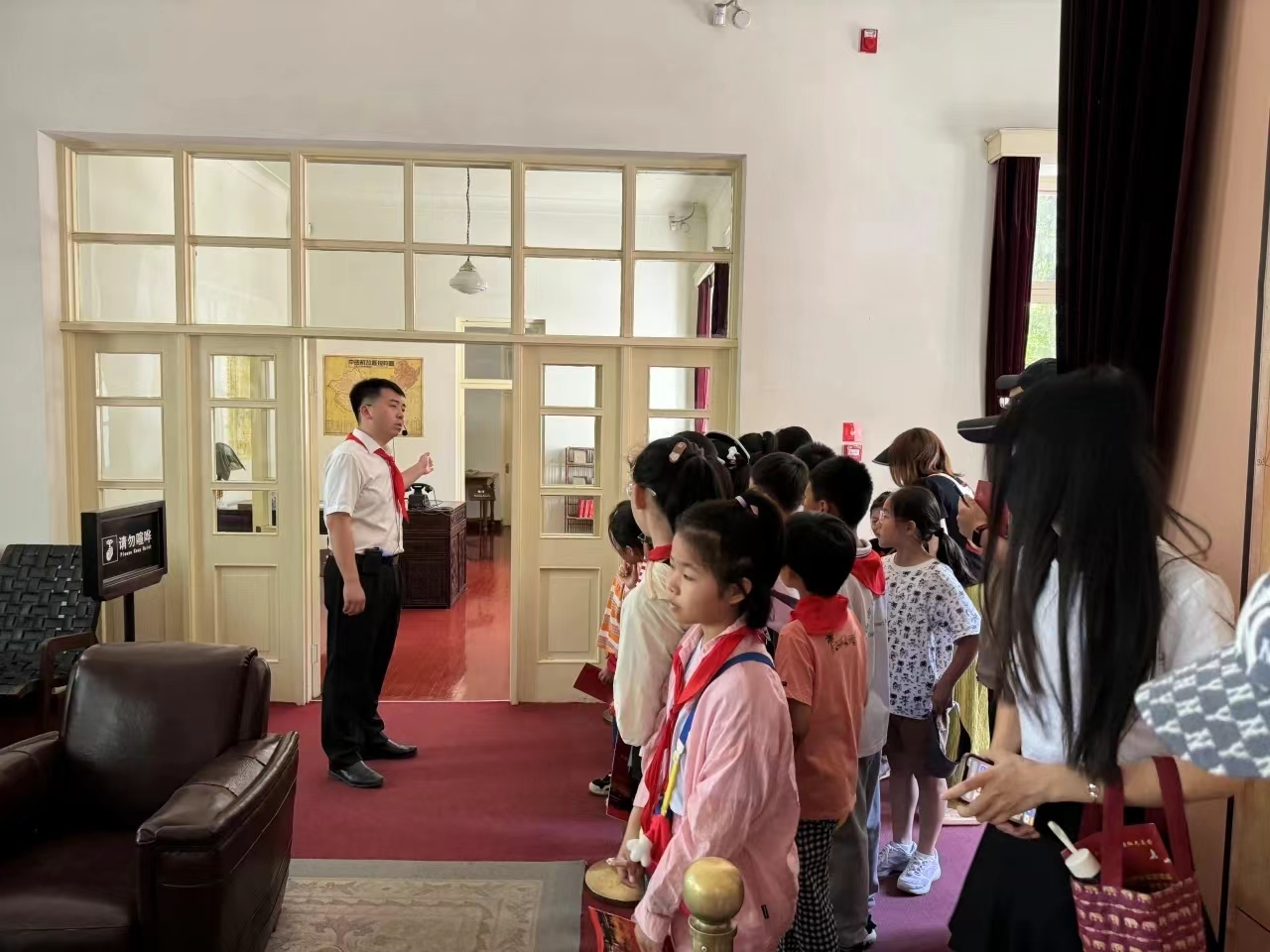 讲解员讲解