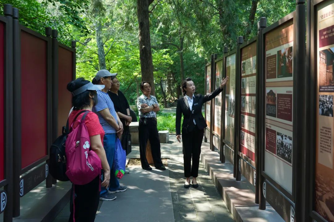 讲解员为市民游客讲解照片 讲解员为市民游客讲解照片