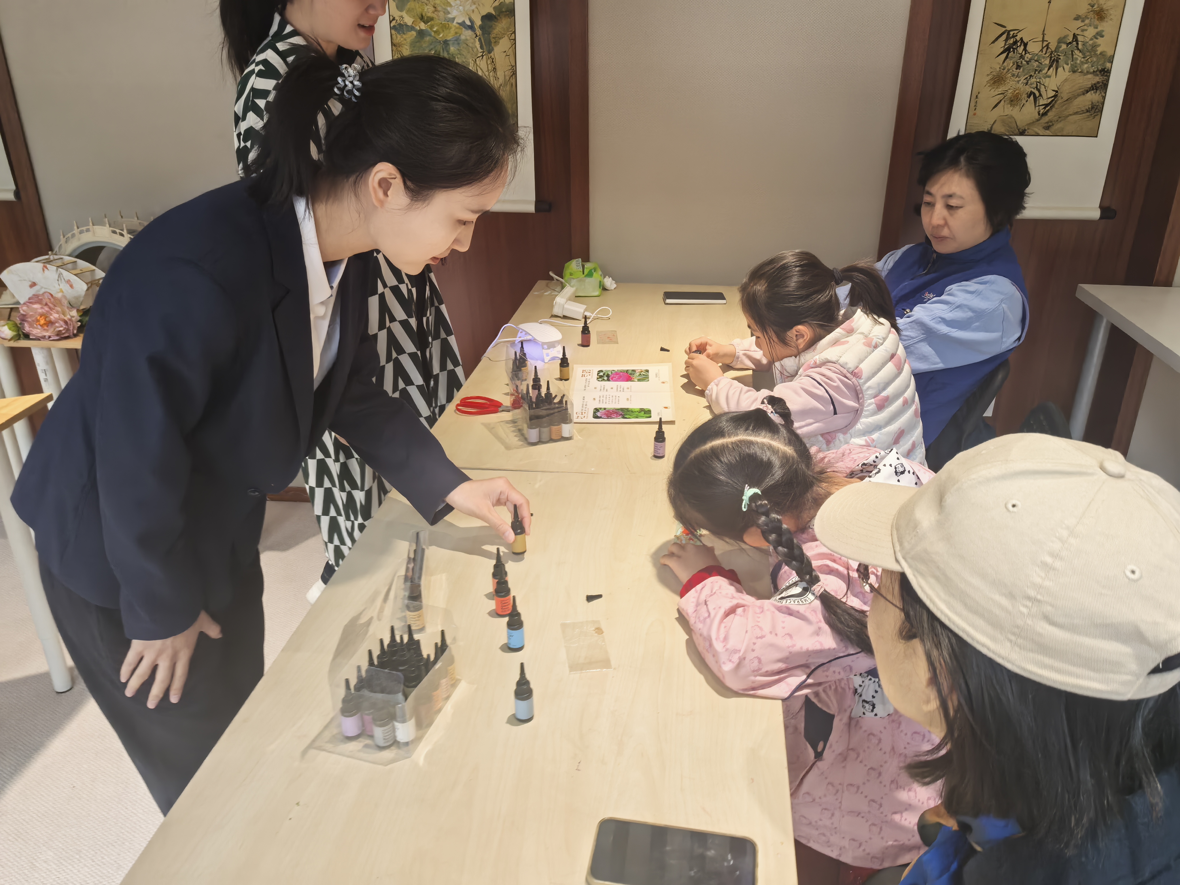 现场制作春花书签照片 现场制作春花书签照片