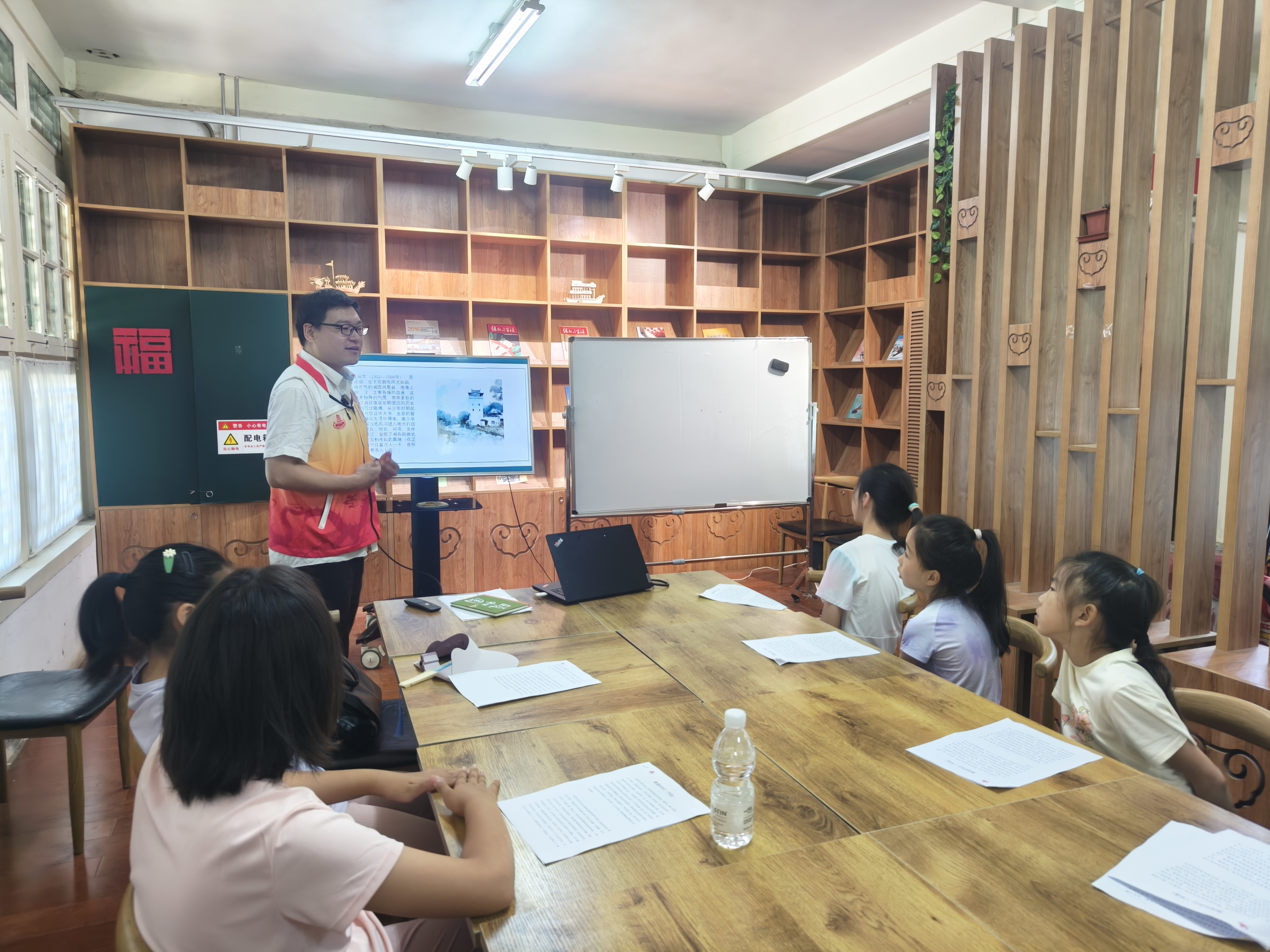 科普讲师为学生介绍霁清轩情况.jpg