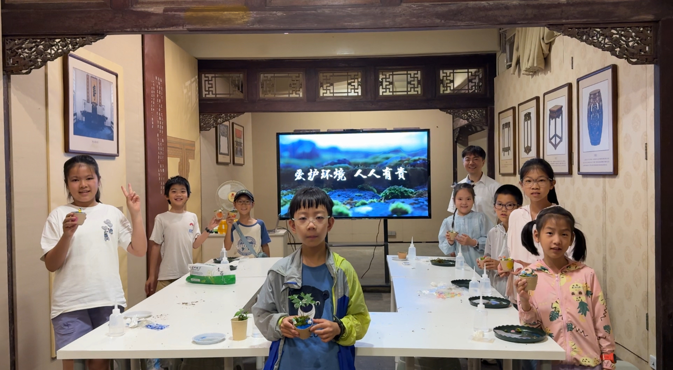 参与者共同制作苔藓微景观.jpg