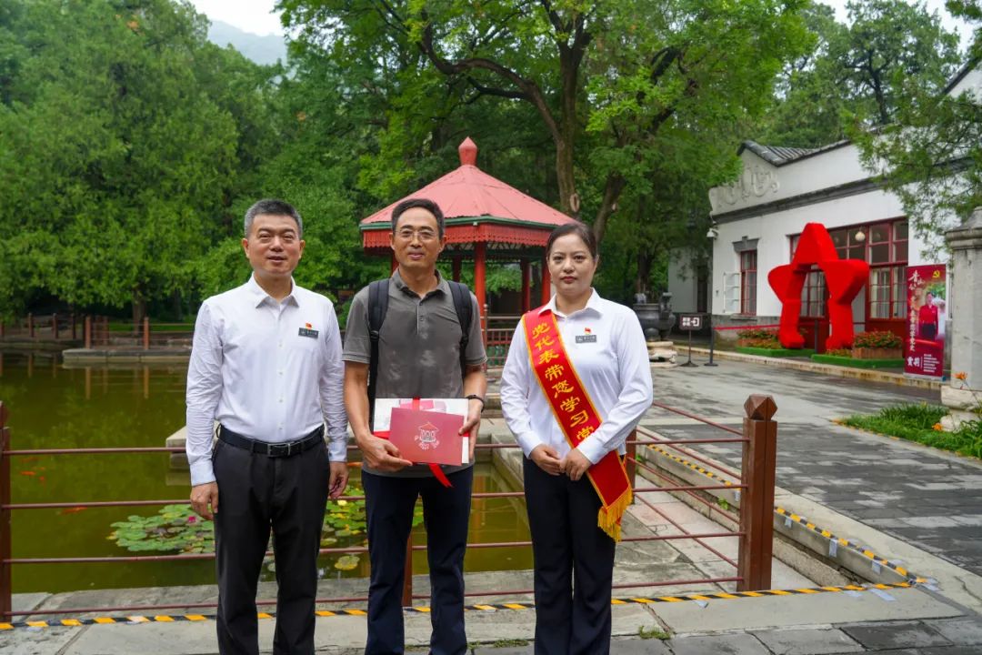 公园与游客合影留念照片.jpg