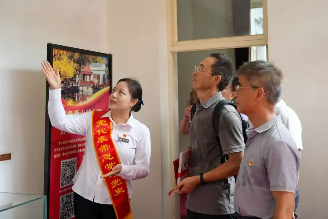 在革命纪念地旧址开展红色讲解照片.jpg